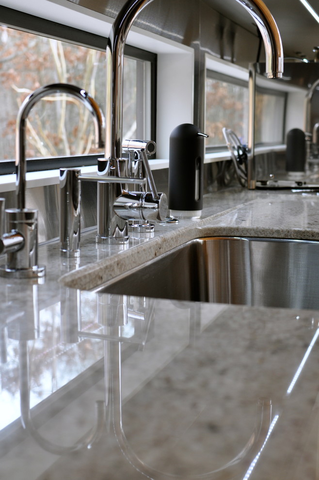 Idéer för att renovera ett funkis kök, med en undermonterad diskho, luckor med glaspanel, grå skåp, granitbänkskiva och rostfria vitvaror