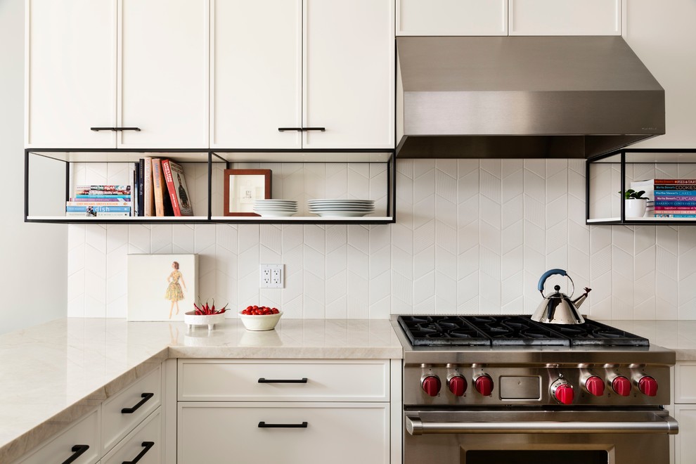 Inredning av ett klassiskt avskilt, mellanstort l-kök, med luckor med infälld panel, vita skåp, bänkskiva i kvartsit, vitt stänkskydd, stänkskydd i keramik, rostfria vitvaror och en halv köksö