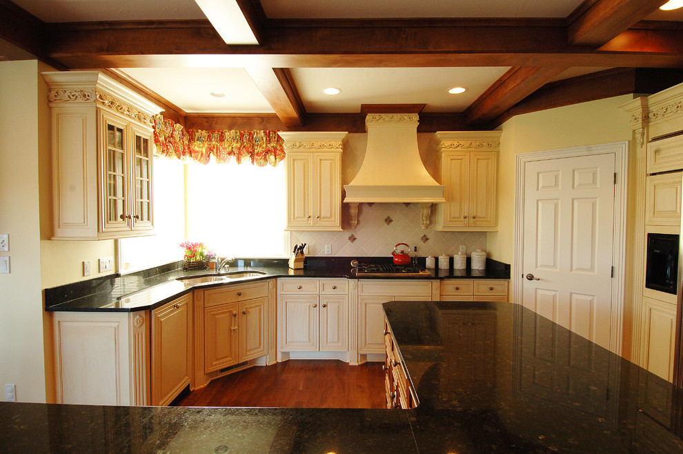 Idéer för att renovera ett vintage kök, med en undermonterad diskho, luckor med upphöjd panel, vita skåp, granitbänkskiva, vitt stänkskydd, stänkskydd i keramik och integrerade vitvaror