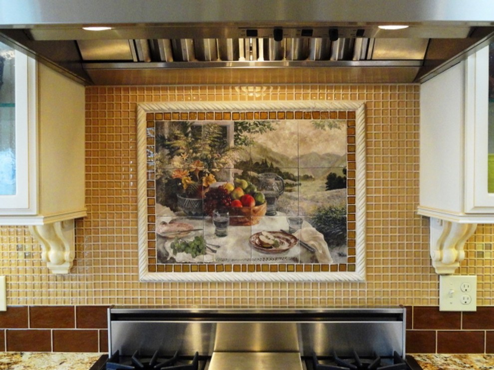 Inspiration för ett mellanstort vintage kök, med en rustik diskho, vita skåp, granitbänkskiva, gult stänkskydd, stänkskydd i mosaik, rostfria vitvaror, ljust trägolv och en halv köksö