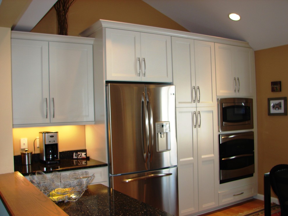 Photo of a modern kitchen in Cleveland.