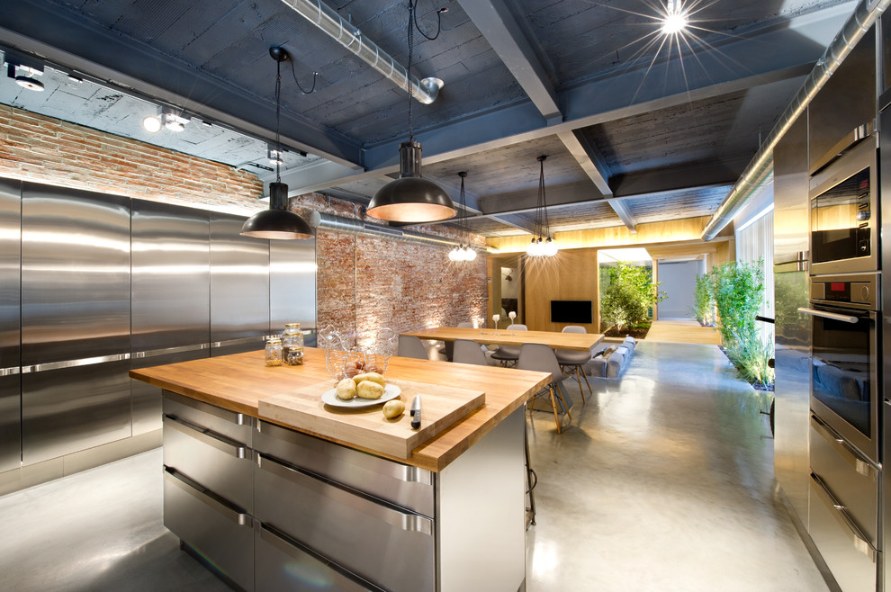 Inspiration for an industrial kitchen remodel in Madrid