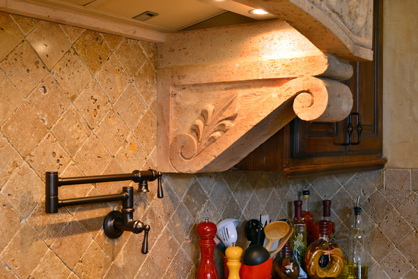 Exempel på ett stort medelhavsstil kök, med en nedsänkt diskho, luckor med upphöjd panel, skåp i mörkt trä, granitbänkskiva, beige stänkskydd, stänkskydd i stenkakel, rostfria vitvaror, travertin golv och en köksö