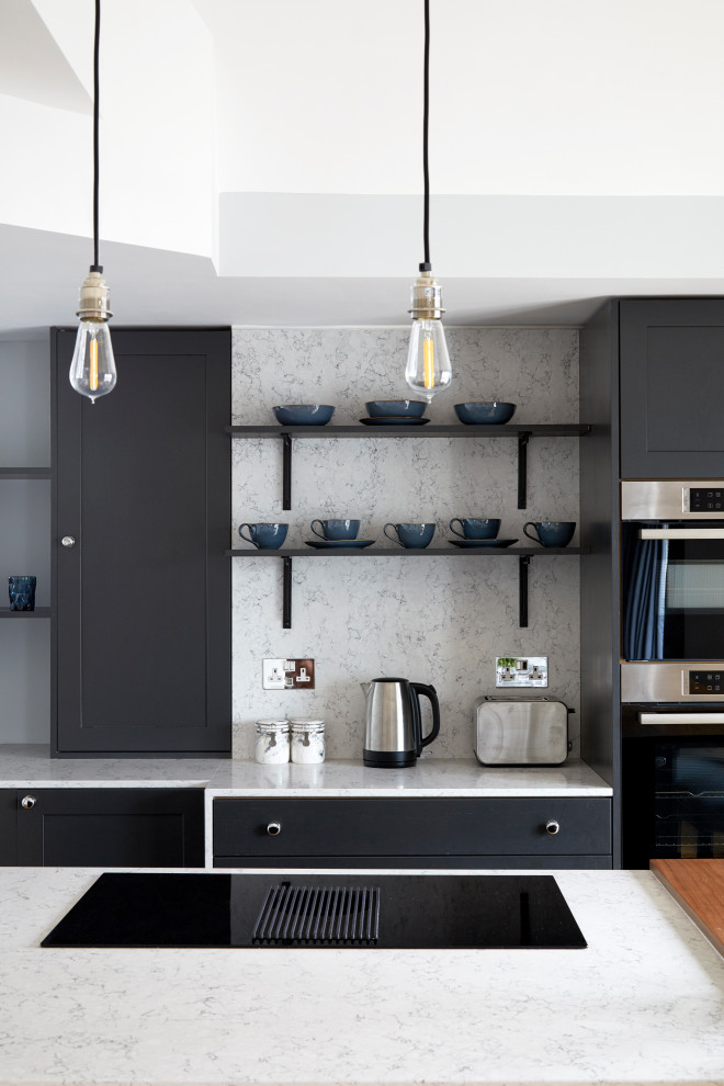 Exempel på ett stort modernt grå linjärt grått kök med öppen planlösning, med en enkel diskho, skåp i shakerstil, svarta skåp, bänkskiva i koppar, grått stänkskydd, stänkskydd i marmor, rostfria vitvaror, mellanmörkt trägolv och en köksö