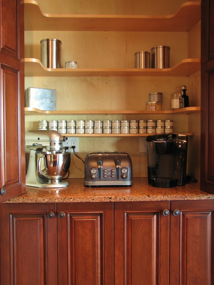 Imagen de cocinas en U clásico abierto con fregadero bajoencimera, puertas de armario de madera oscura y encimera de granito
