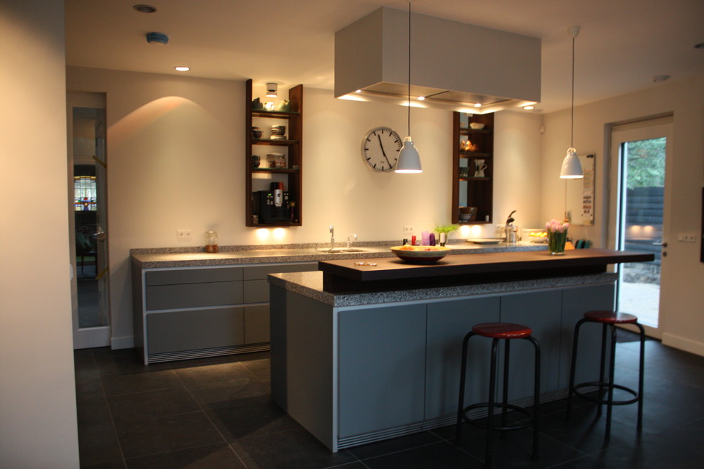This is an example of a contemporary kitchen in Amsterdam.