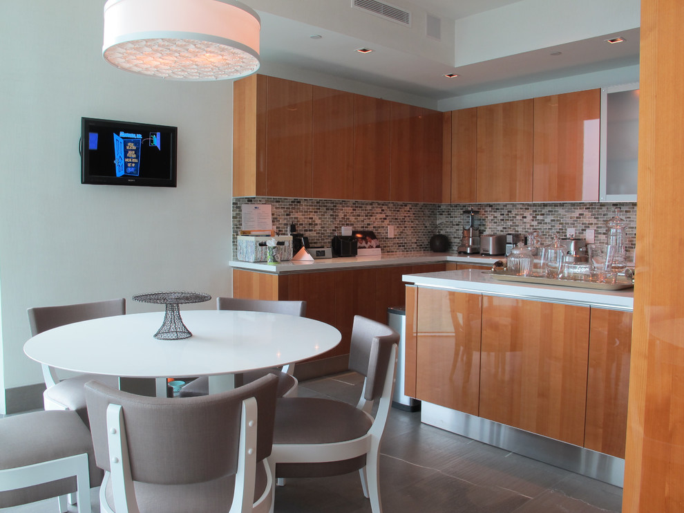 Стильный дизайн: п-образная кухня в стиле модернизм с обеденным столом, плоскими фасадами, фасадами цвета дерева среднего тона и разноцветным фартуком - последний тренд