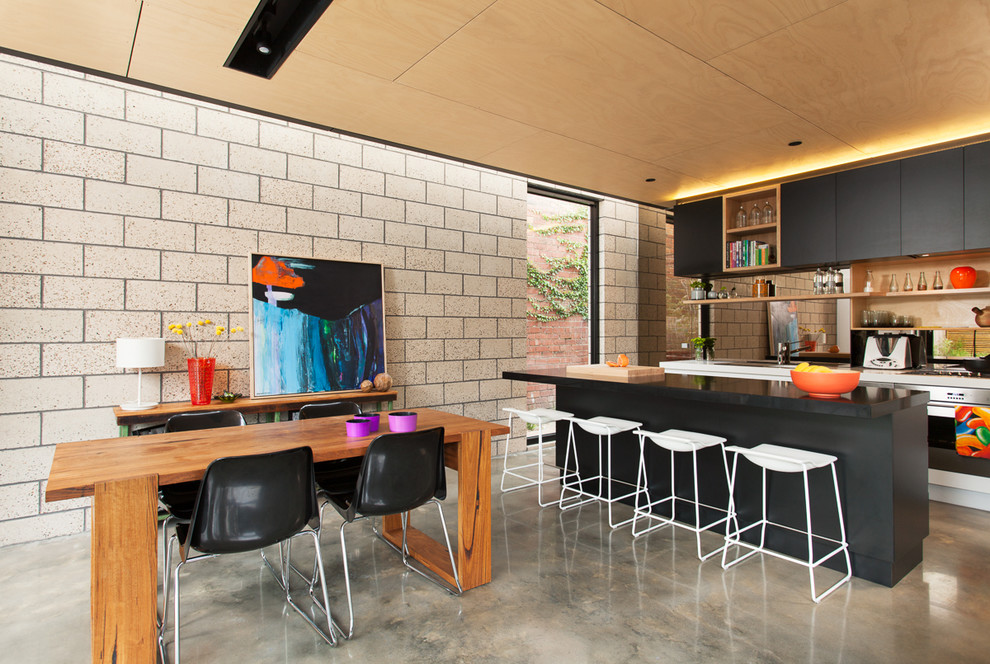 Moderne Küche mit schwarzen Schränken und Rückwand aus Spiegelfliesen in Melbourne