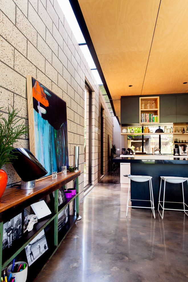 Immagine di una cucina design di medie dimensioni con ante lisce