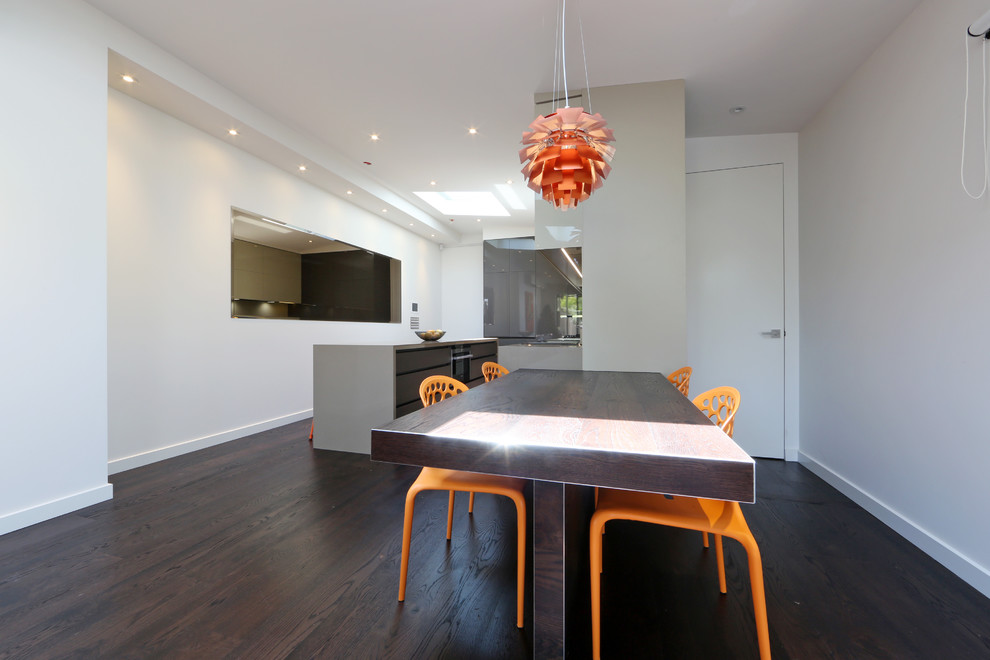 Zweizeilige Moderne Wohnküche mit Einbauwaschbecken, flächenbündigen Schrankfronten, Quarzwerkstein-Arbeitsplatte, Glasrückwand und Küchengeräten aus Edelstahl in Melbourne
