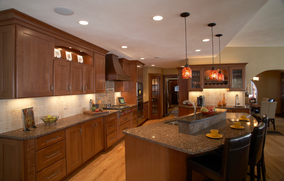 Exempel på ett klassiskt kök och matrum, med en undermonterad diskho, släta luckor, skåp i mellenmörkt trä, bänkskiva i kvartsit och rostfria vitvaror