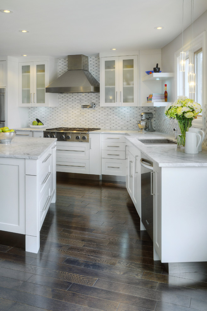 Bild på ett stort funkis kök med öppen planlösning, med skåp i shakerstil, vita skåp, marmorbänkskiva, stänkskydd i stenkakel, rostfria vitvaror och en undermonterad diskho