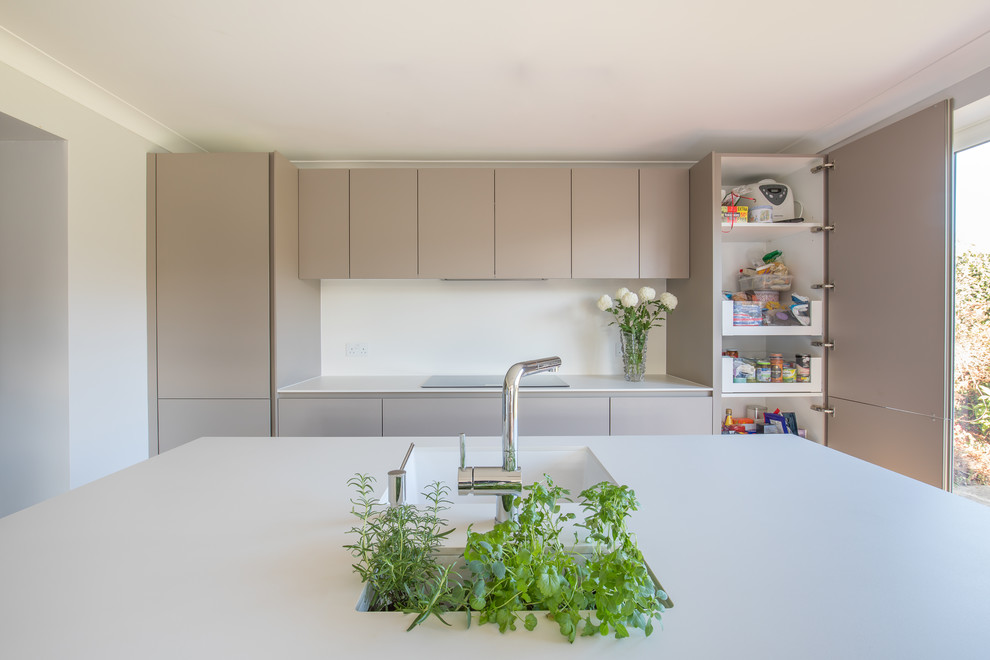 Immagine di una cucina contemporanea di medie dimensioni con lavello da incasso, ante lisce, ante bianche, top in superficie solida e elettrodomestici in acciaio inossidabile