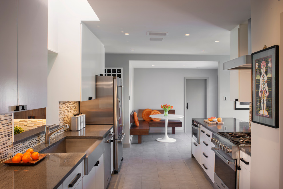 Zweizeilige Klassische Küche mit flächenbündigen Schrankfronten, Rückwand aus Stäbchenfliesen, Küchengeräten aus Edelstahl, Landhausspüle und bunter Rückwand in Austin