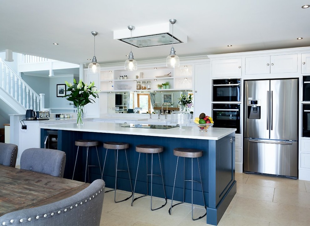 Bild på ett mellanstort funkis vit linjärt vitt kök och matrum, med skåp i shakerstil, grå skåp, bänkskiva i kvartsit, spegel som stänkskydd, rostfria vitvaror och en köksö