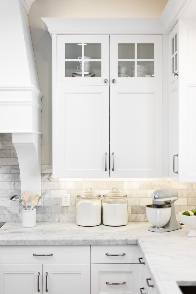 Inspiration för mellanstora klassiska vitt u-kök, med en rustik diskho, skåp i shakerstil, vita skåp, marmorbänkskiva, grått stänkskydd, stänkskydd i marmor, integrerade vitvaror, mellanmörkt trägolv, en köksö och flerfärgat golv