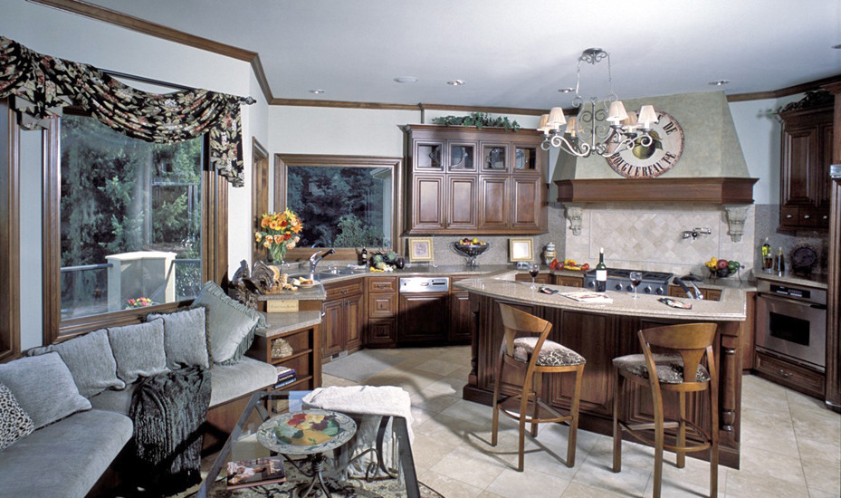 Inspiration för ett vintage kök, med luckor med upphöjd panel, skåp i mörkt trä, beige stänkskydd, rostfria vitvaror och en köksö