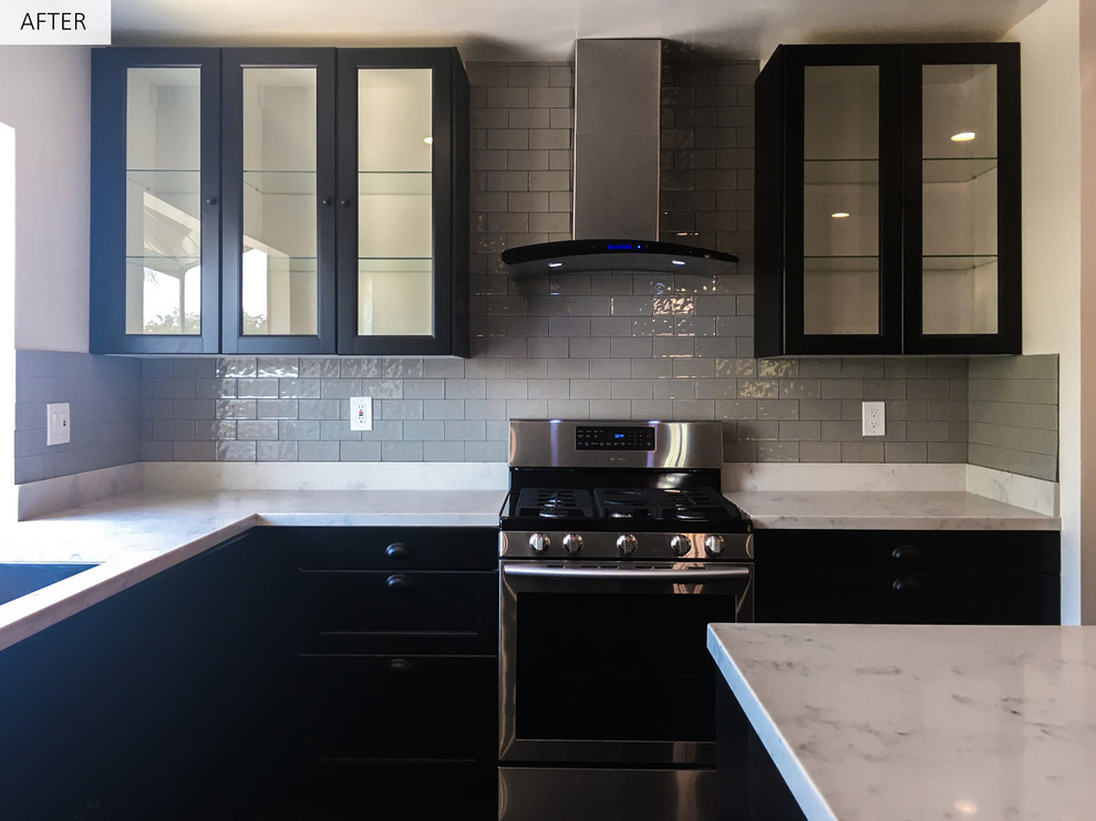 Exempel på ett mellanstort modernt kök, med en undermonterad diskho, svarta skåp, bänkskiva i kvarts, grått stänkskydd, stänkskydd i tunnelbanekakel, rostfria vitvaror, mörkt trägolv, en köksö och luckor med glaspanel