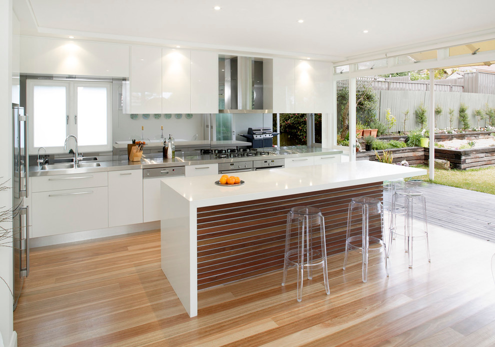 Moderne Küche in L-Form mit integriertem Waschbecken, flächenbündigen Schrankfronten, weißen Schränken und Quarzwerkstein-Arbeitsplatte in Sydney