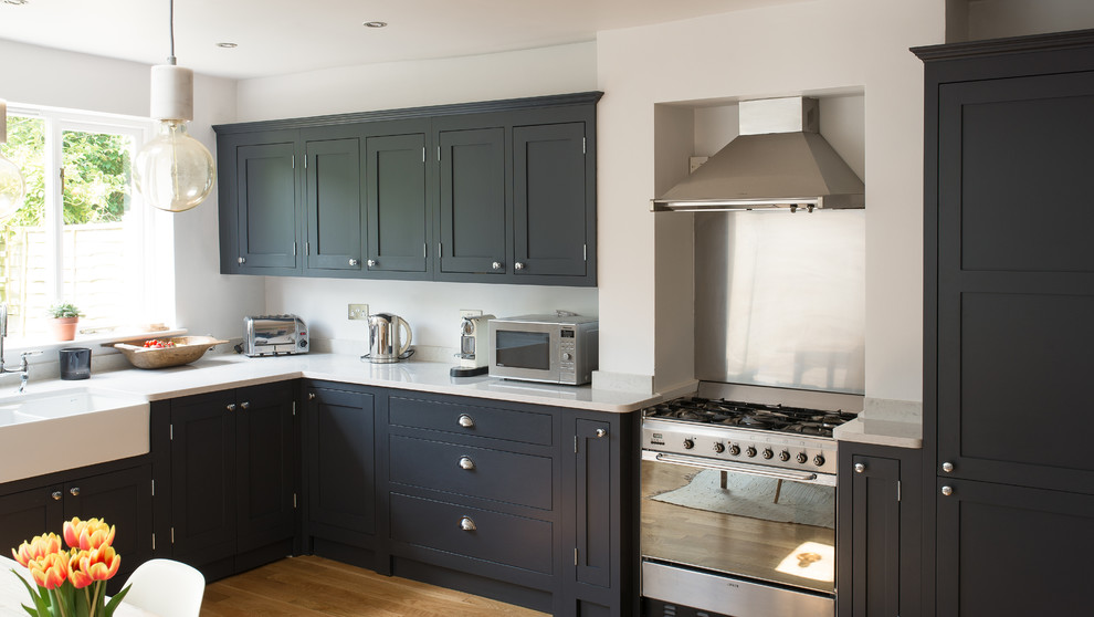Imagen de cocina comedor de estilo de casa de campo pequeña con armarios estilo shaker, puertas de armario de madera en tonos medios y suelo de madera clara