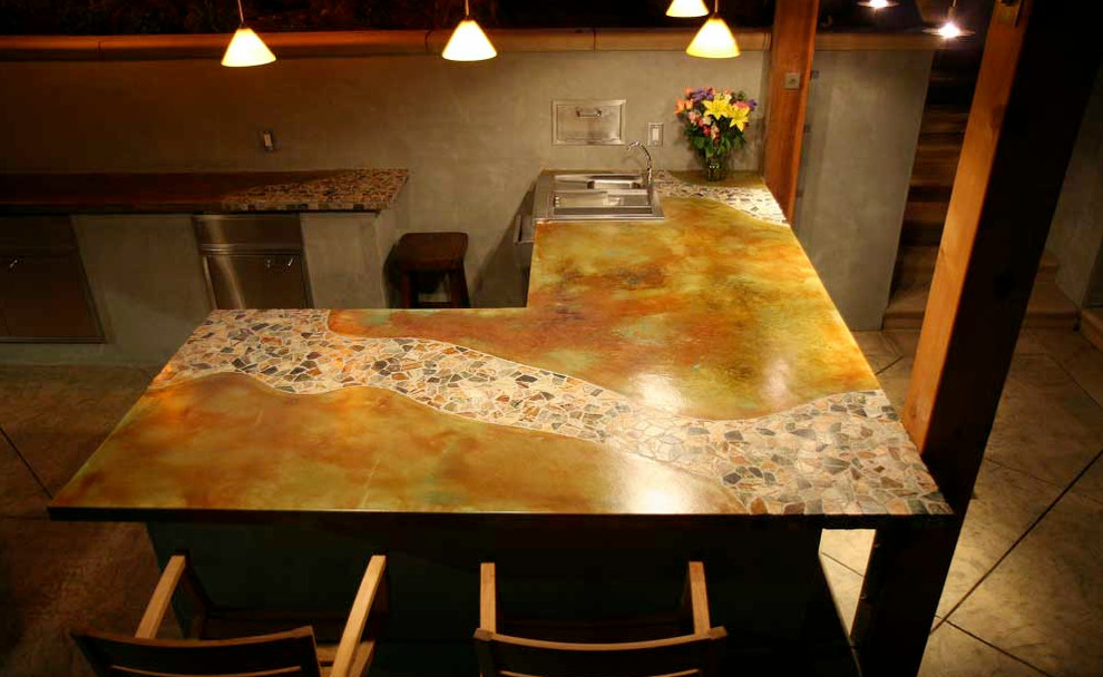 На фото: большая угловая кухня в морском стиле с обеденным столом, двойной мойкой, столешницей из бетона, техникой из нержавеющей стали, бетонным полом и полуостровом с