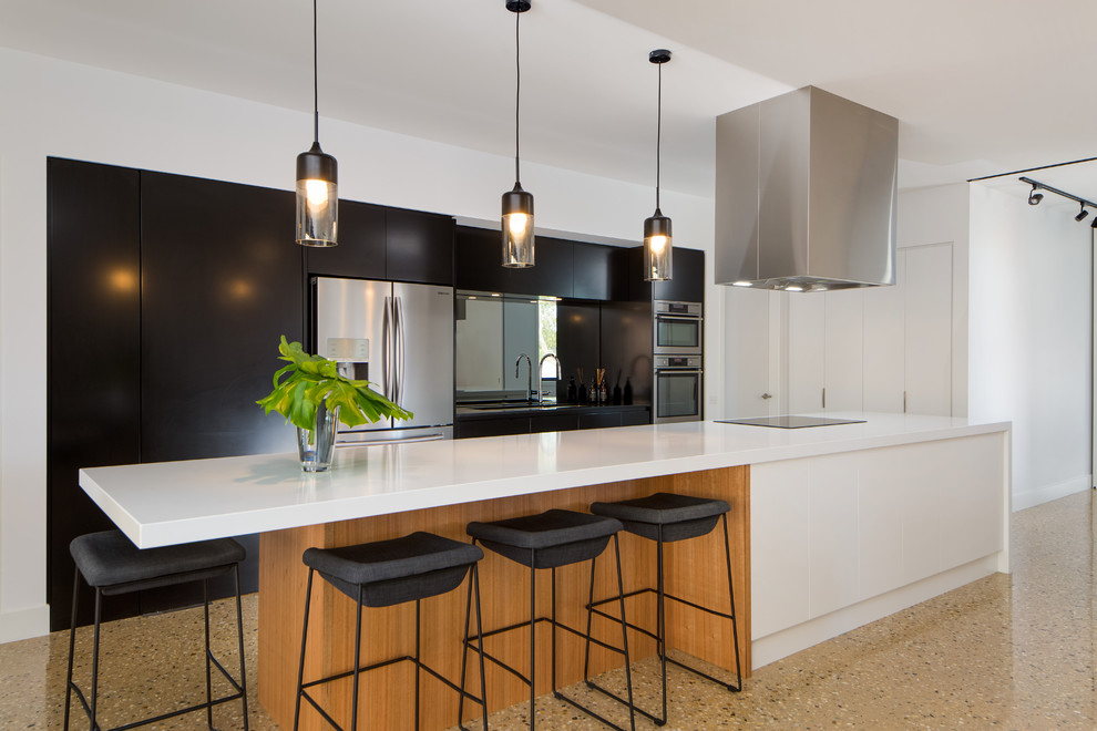 Zweizeilige Moderne Küche mit Kücheninsel in Melbourne