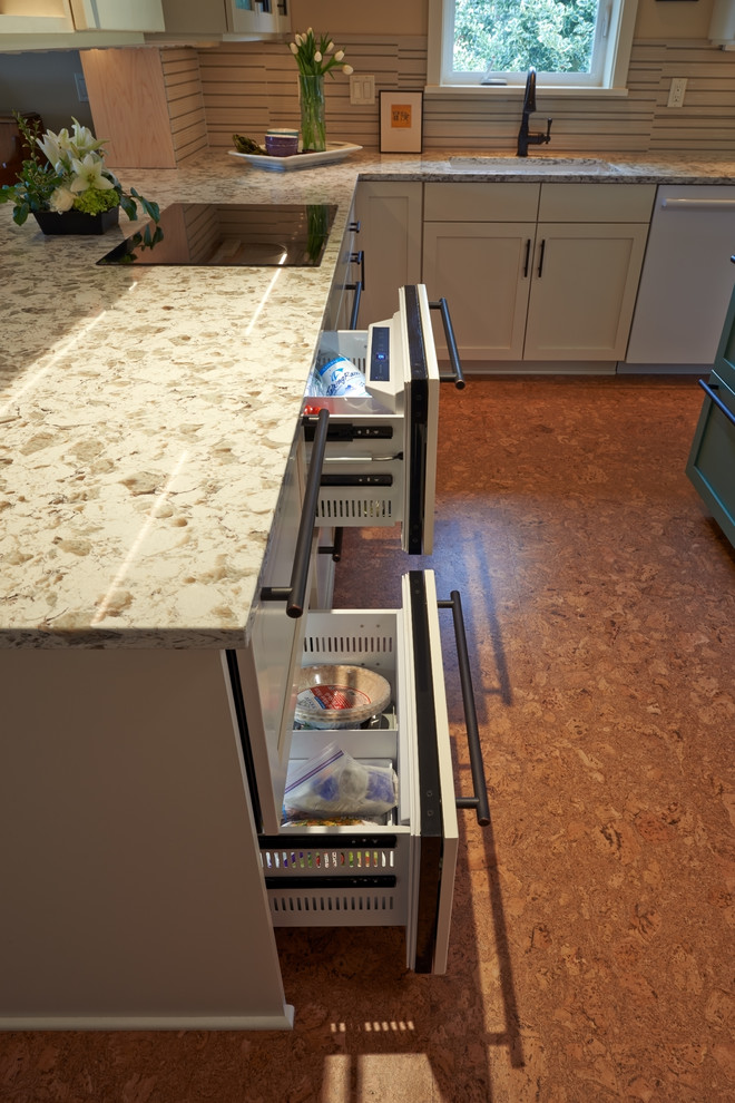 Bild på ett mellanstort amerikanskt flerfärgad flerfärgat kök, med skåp i shakerstil, vita skåp, korkgolv, en köksö, bänkskiva i kvarts, beige stänkskydd, stänkskydd i glaskakel, vita vitvaror, en undermonterad diskho och brunt golv