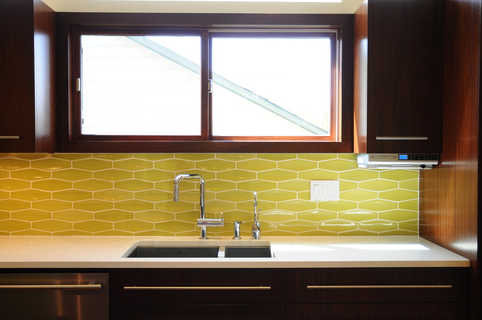 Moderne Küche mit Unterbauwaschbecken, flächenbündigen Schrankfronten, dunklen Holzschränken, Quarzit-Arbeitsplatte, Küchenrückwand in Gelb und Küchengeräten aus Edelstahl in Seattle