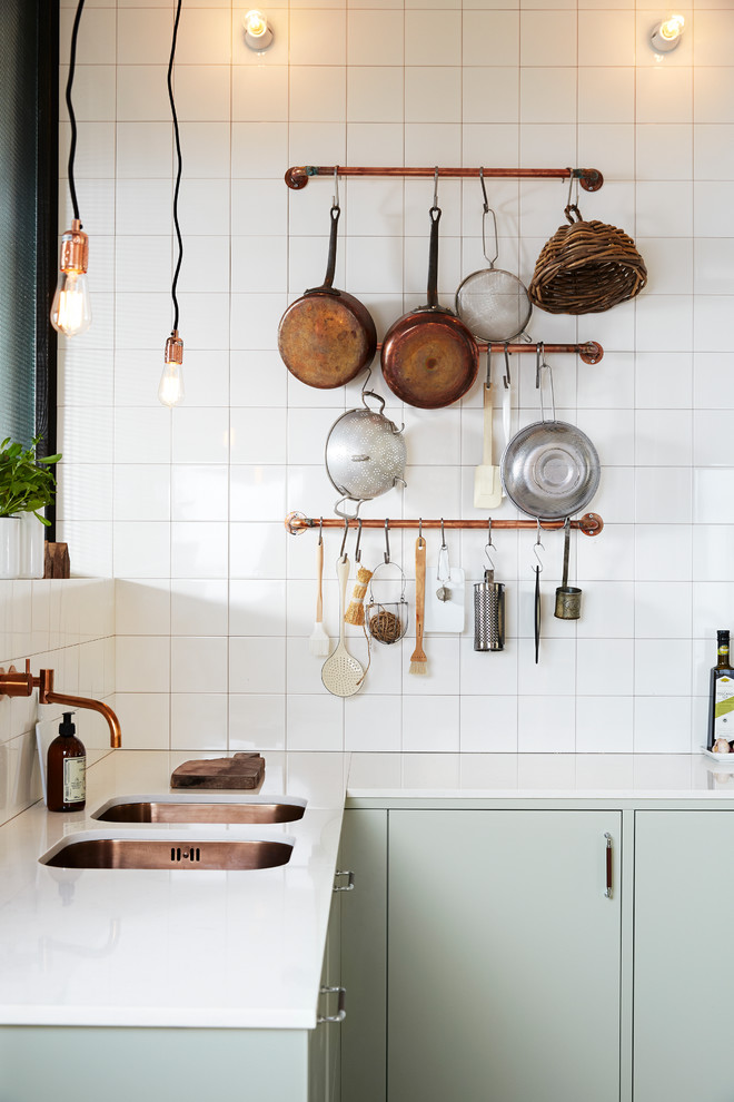 Kleine Nordische Küche ohne Insel in L-Form mit Doppelwaschbecken, flächenbündigen Schrankfronten, grünen Schränken und Granit-Arbeitsplatte in Malmö
