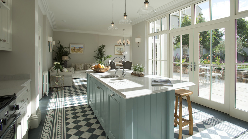 Exempel på ett mellanstort lantligt kök, med bänkskiva i kvartsit, klinkergolv i keramik, en undermonterad diskho, skåp i shakerstil, rostfria vitvaror, en halv köksö, vita skåp, beige stänkskydd, stänkskydd i sten och flerfärgat golv