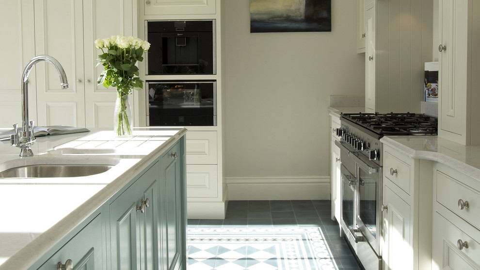 Exempel på ett mellanstort lantligt kök, med bänkskiva i kvartsit, klinkergolv i keramik, en undermonterad diskho, skåp i shakerstil, vita skåp, beige stänkskydd, stänkskydd i sten, rostfria vitvaror, en halv köksö och flerfärgat golv