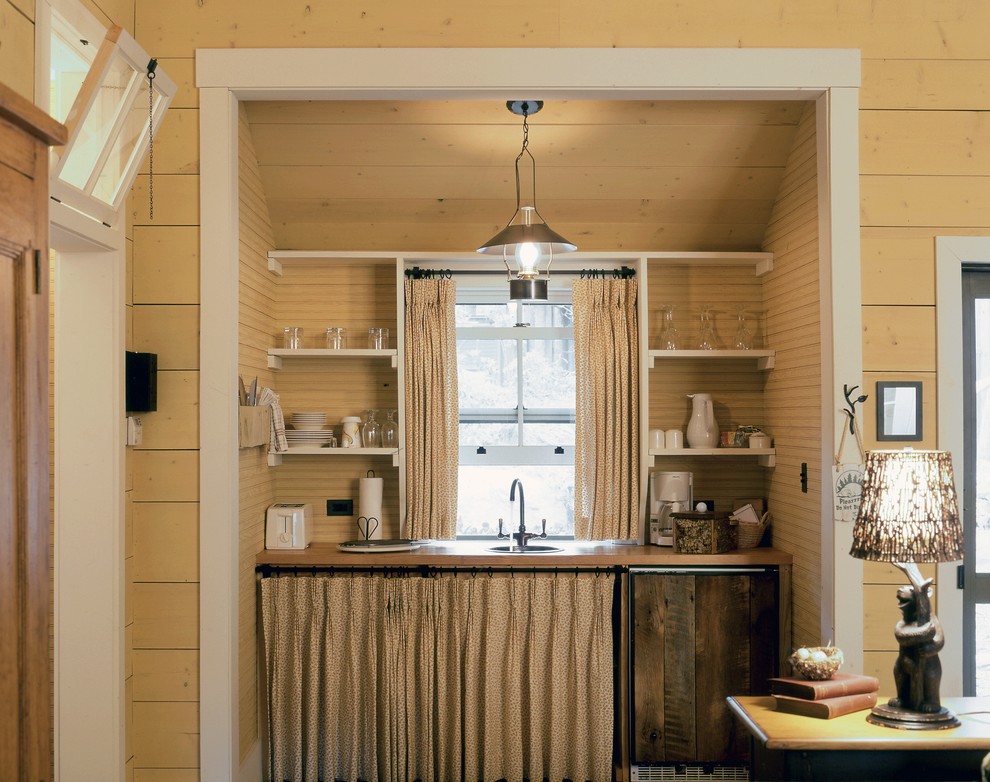 Idéer för ett rustikt linjärt kök, med öppna hyllor, vita skåp och integrerade vitvaror