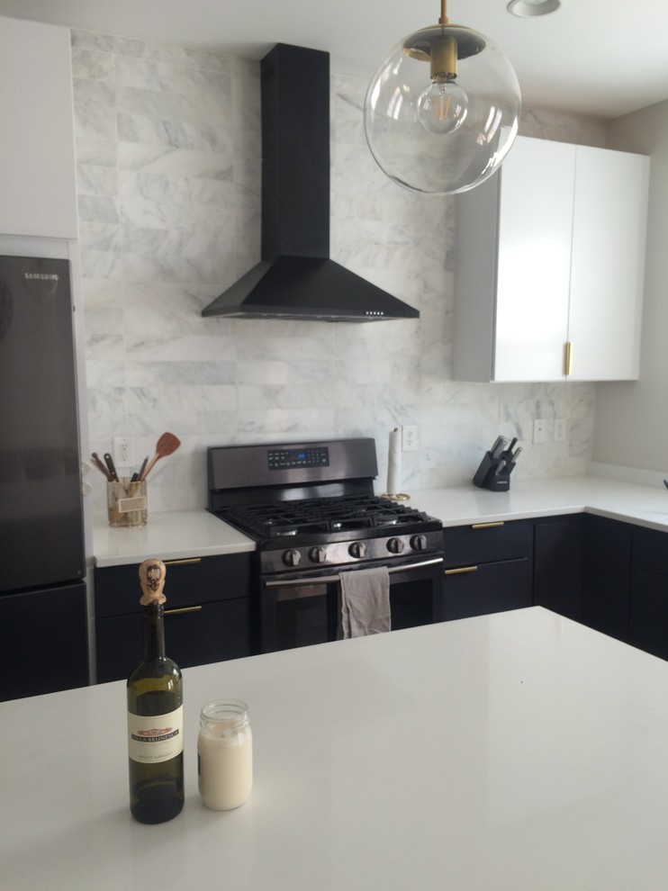 Exempel på ett mellanstort modernt l-kök, med en undermonterad diskho, släta luckor, grå skåp, bänkskiva i kvarts, vitt stänkskydd, stänkskydd i marmor, rostfria vitvaror, klinkergolv i keramik och en köksö