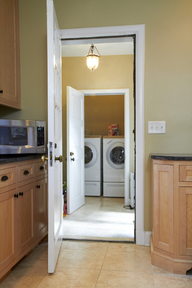 Example of a classic kitchen design in Baltimore