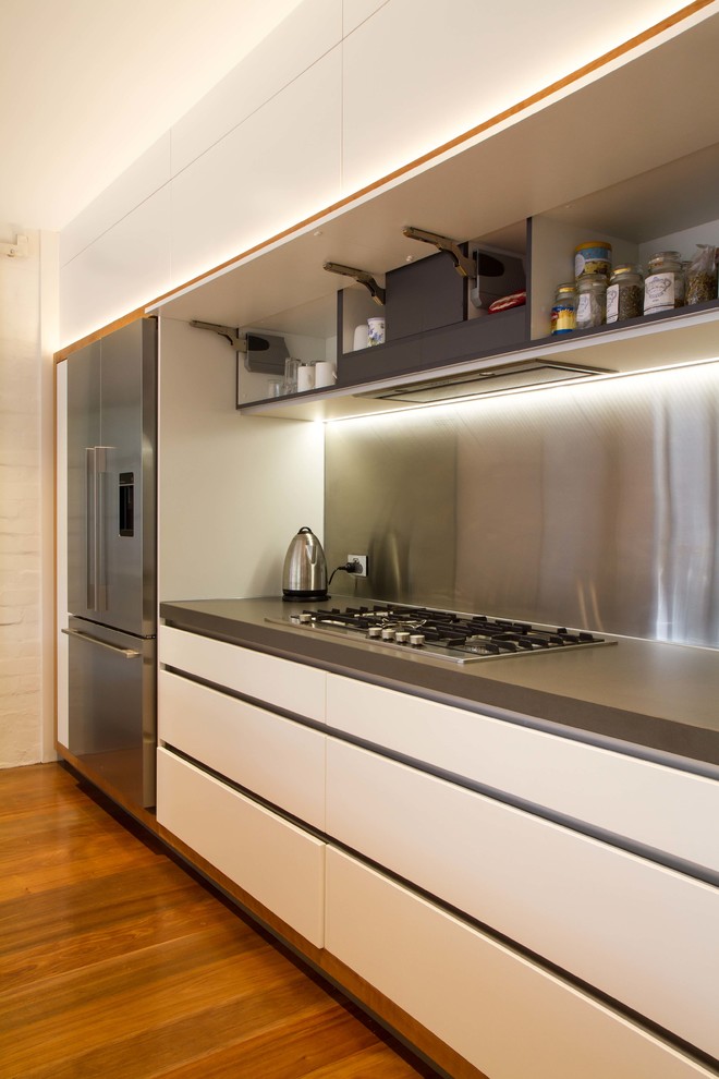 Zweizeilige, Große Moderne Wohnküche mit flächenbündigen Schrankfronten, weißen Schränken, Quarzwerkstein-Arbeitsplatte und Kücheninsel in Melbourne
