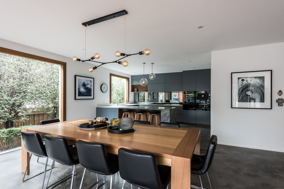 Große Moderne Wohnküche mit Betonboden und grauem Boden in Melbourne