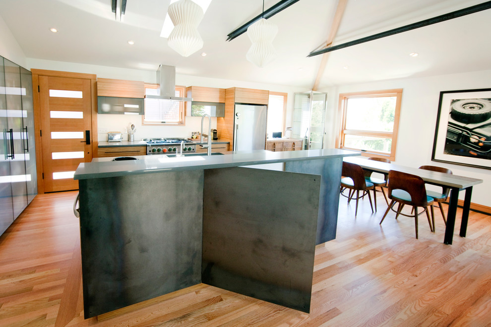 Exemple d'une petite cuisine américaine moderne en bois brun avec un évier encastré, une crédence blanche, un électroménager en acier inoxydable, parquet clair et îlot.