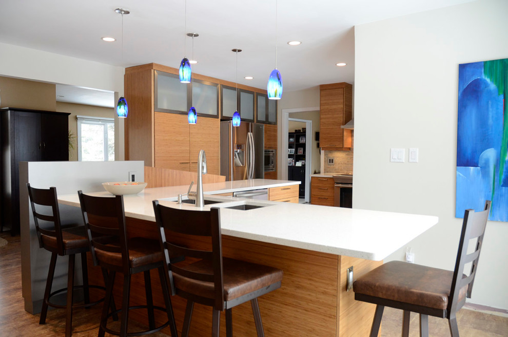 Exempel på ett stort modernt kök, med en undermonterad diskho, släta luckor, skåp i rostfritt stål, bänkskiva i kvarts, brunt stänkskydd, stänkskydd i keramik, vita vitvaror, ljust trägolv och flera köksöar
