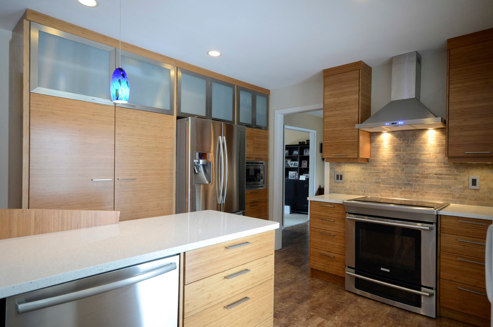 Modern inredning av ett mellanstort kök, med en undermonterad diskho, släta luckor, skåp i mellenmörkt trä, bänkskiva i kvarts, brunt stänkskydd, stänkskydd i cementkakel, rostfria vitvaror, korkgolv och en köksö