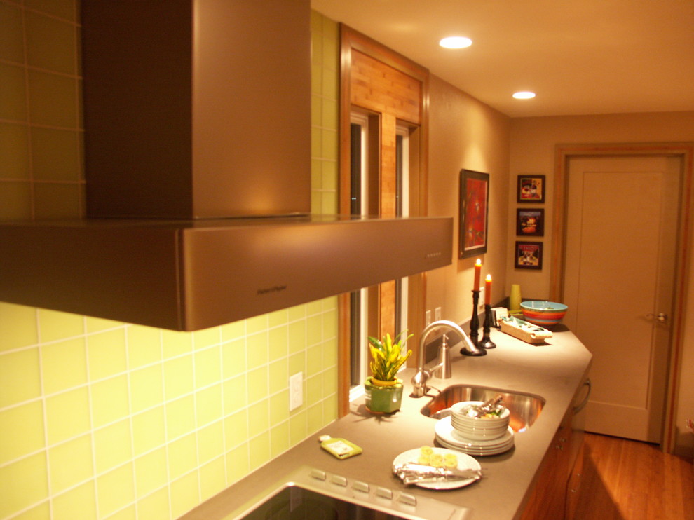 メルボルンにある低価格の小さなコンテンポラリースタイルのおしゃれなII型キッチン (緑のキッチンパネル、竹フローリング) の写真