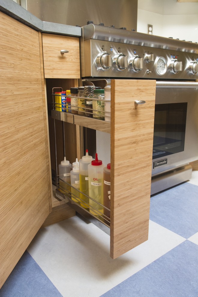Foto de cocina comedor contemporánea con armarios con paneles lisos, electrodomésticos de acero inoxidable y península