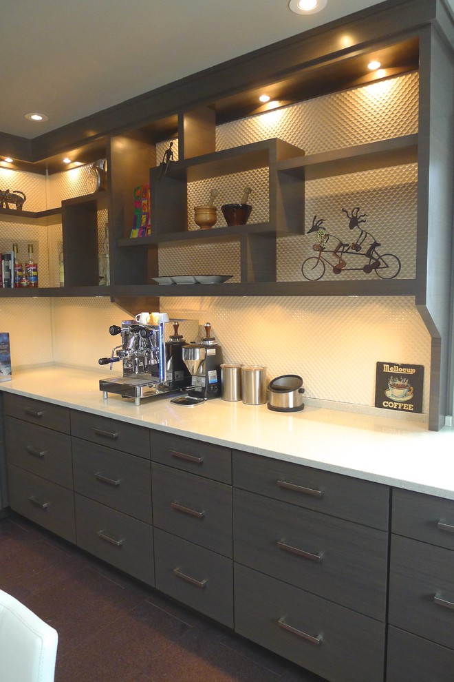 Foto på ett avskilt, stort funkis u-kök, med en undermonterad diskho, släta luckor, grå skåp, bänkskiva i kvarts, blått stänkskydd, stänkskydd i mosaik, rostfria vitvaror och en köksö