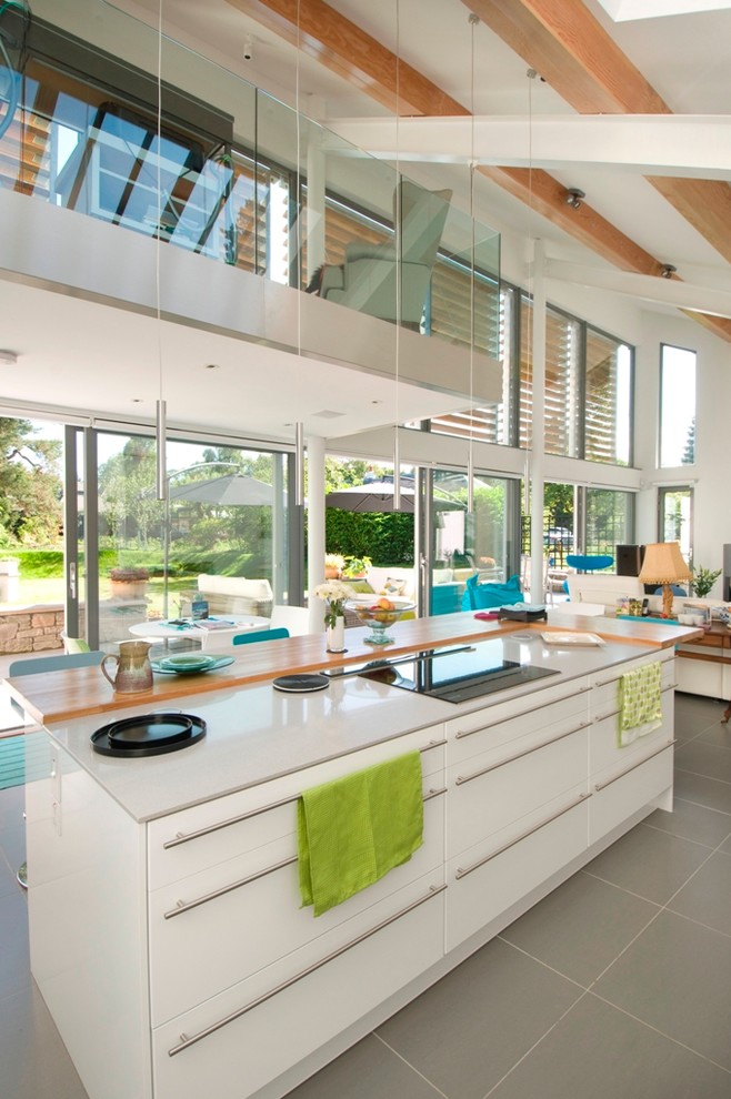 На фото: большая параллельная кухня-гостиная в современном стиле с островом с