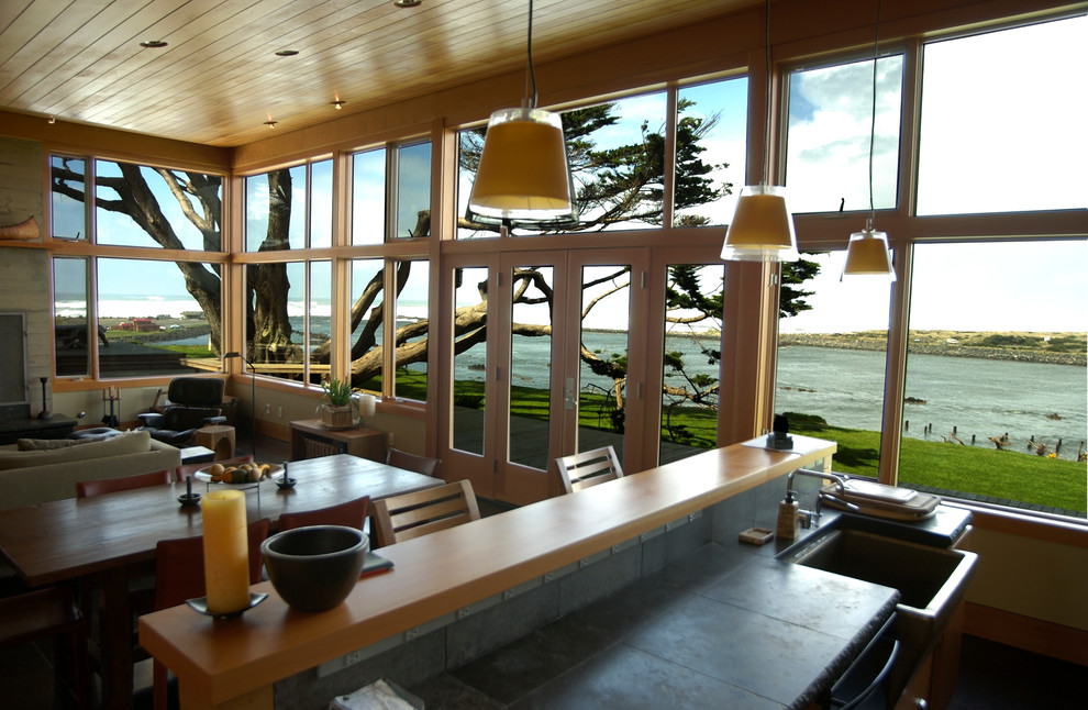 Esempio di una cucina design di medie dimensioni con lavello stile country, ante lisce, ante in legno chiaro, top in cemento, paraspruzzi grigio e elettrodomestici da incasso