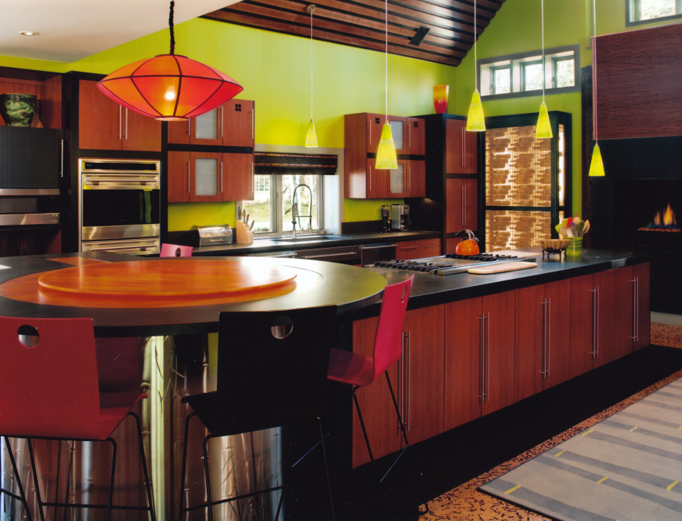 Exempel på ett stort modernt svart svart kök och matrum, med en undermonterad diskho, släta luckor, bruna skåp, bänkskiva i betong, rostfria vitvaror, korkgolv och brunt golv