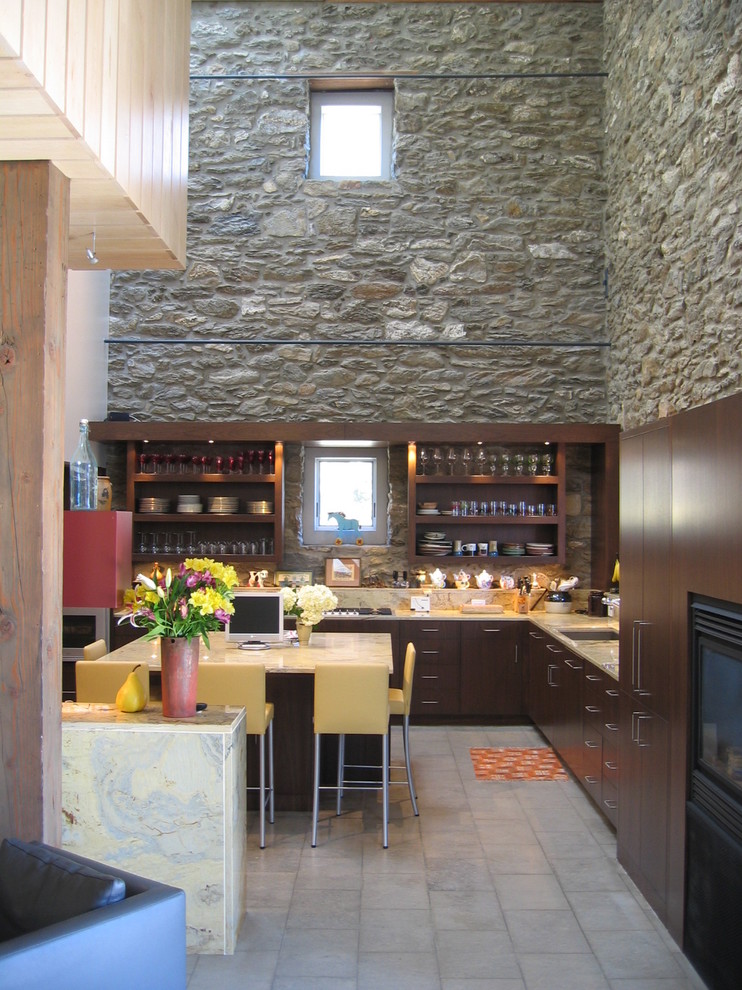 Foto de cocinas en L contemporánea con armarios abiertos, puertas de armario de madera en tonos medios y pared de piedra
