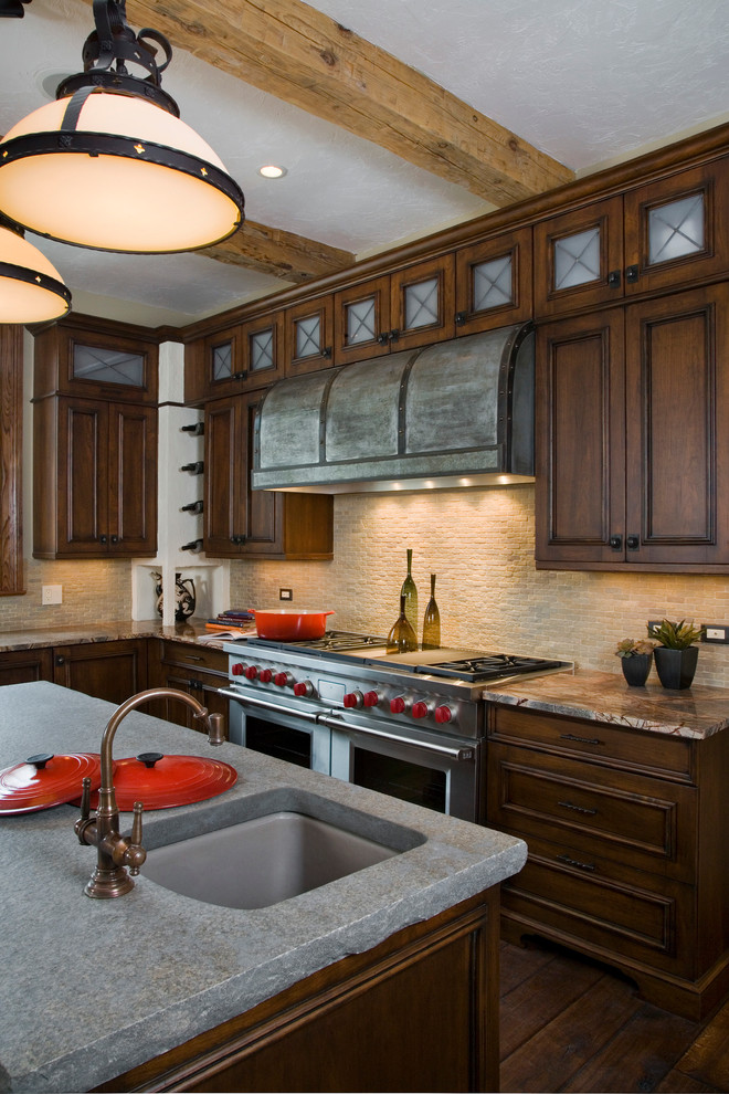 Photo of a classic kitchen in Chicago.