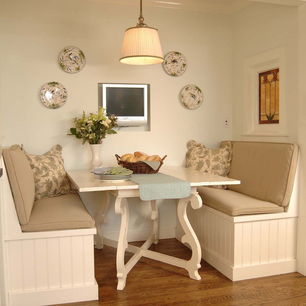 Свежая идея для дизайна: кухня в классическом стиле с обеденным столом в частном доме - отличное фото интерьера
