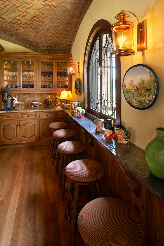 Idéer för att renovera ett vintage kök, med luckor med glaspanel, skåp i mellenmörkt trä och brunt stänkskydd