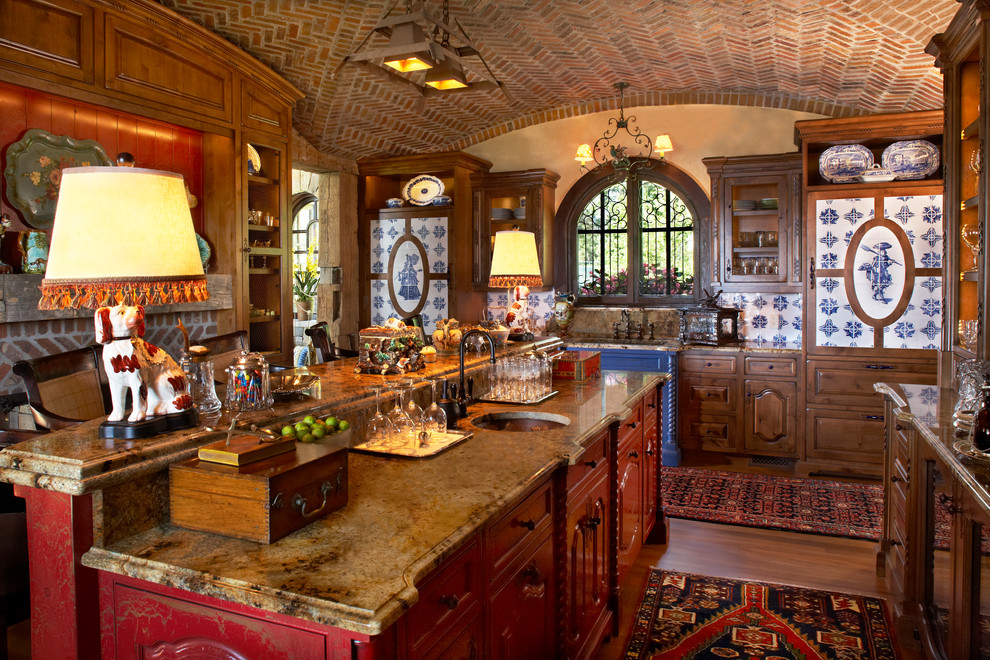 Bild på ett rustikt kök, med en undermonterad diskho, luckor med upphöjd panel och skåp i mörkt trä